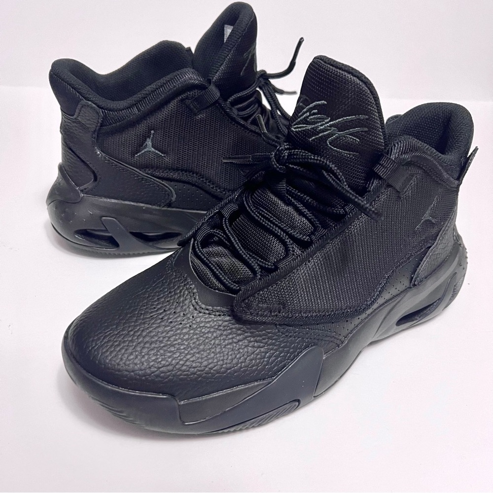 NEW  JORDAN MAX AURA 4 (GS) Men’s / Youth Size 7. All black all leather hightop